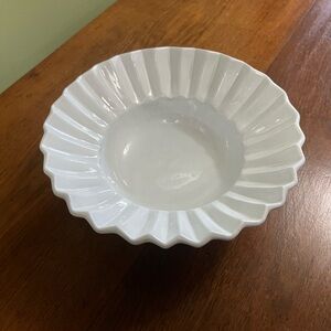 Vietri Incanto White Pleated 10” Round Serving Bowl. NWT